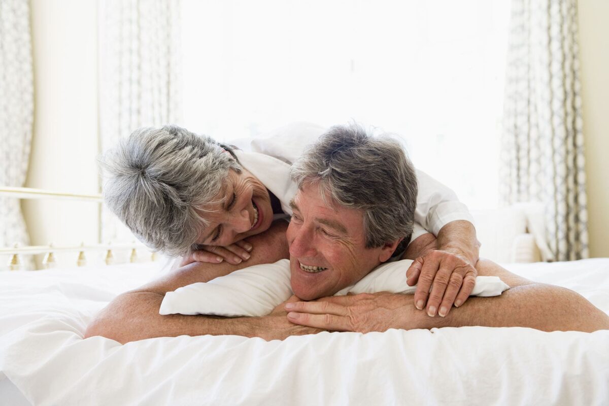 photographie de couple âgé à la vie intime préservée